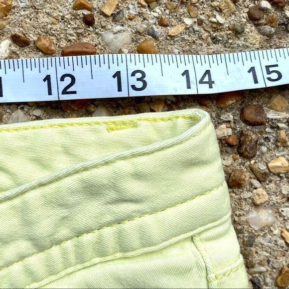 Cache Yellow Mid-Rise Capris Size 6 - Picture 4 of 10